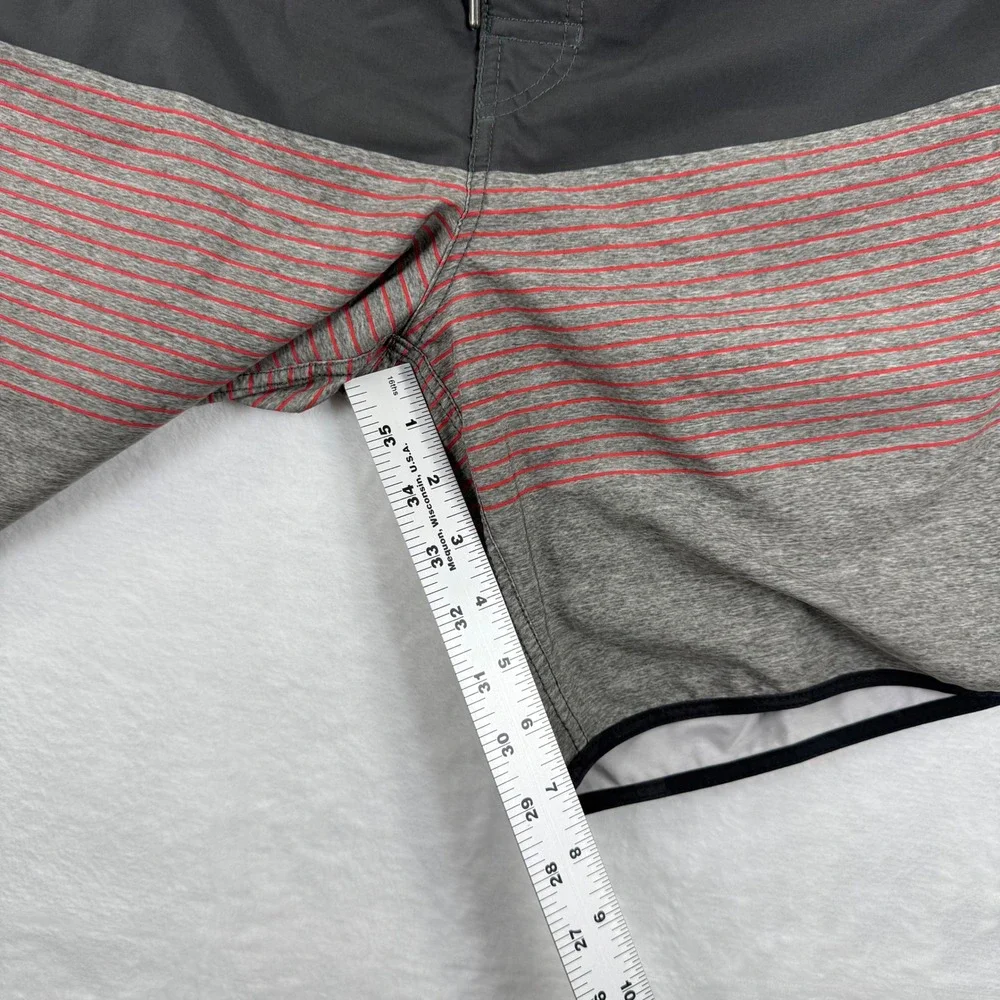 Vuori Men's Performance 4 Way Stretch‎ Board Shorts Size 30 Gray Red Stripe